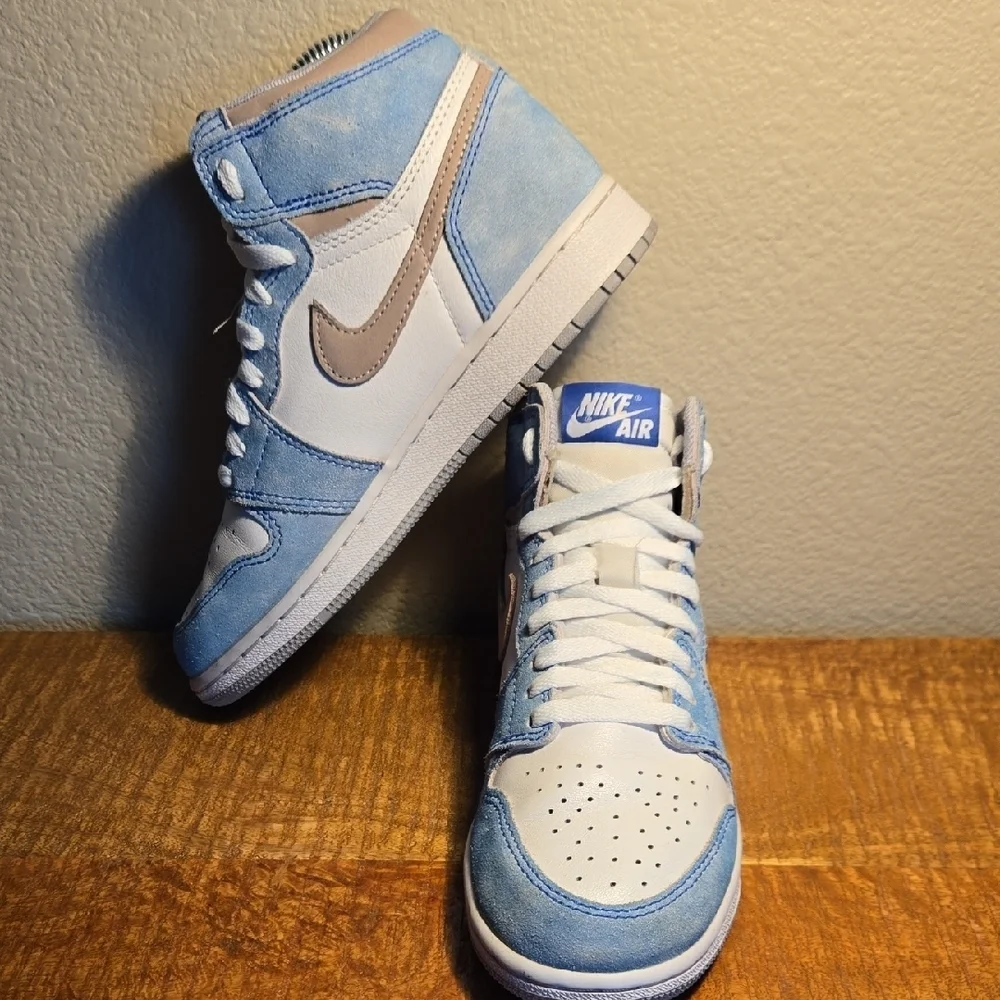 Nike‎ Hyper Royal Youth 4.5  High-Top Sneakers - Light Blue and White .
